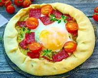 Мини-галеты с яйцом, салями, помидорами черри