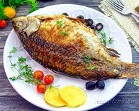 Карась, фаршированный рисом, баклажанами, маслинами (в духовке)