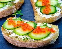 Брускетты с фетой, огурцом, красной икрой
