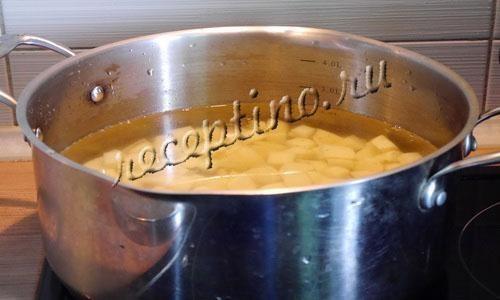 картофель в кастрюле с водой