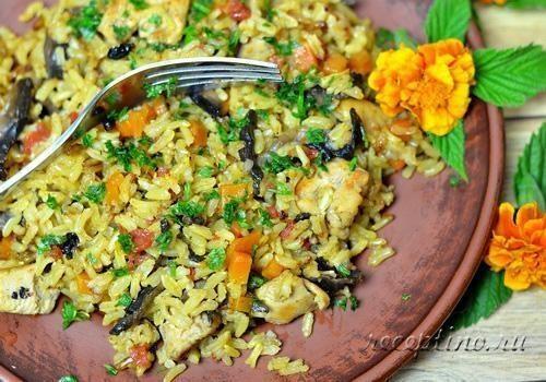 Бурый рис с курицей, грибами и овощами (в мультиварке) - рецепт с фото