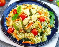 Рис с курицей, цукини, помидорами черри, сладким перцем