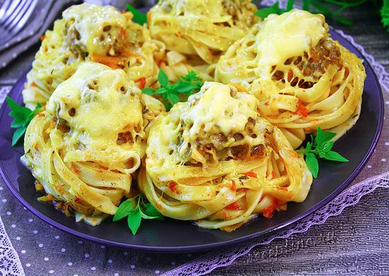 Макароны гнезда с мясным фаршем и сыром (в томатном соусе) - рецепт с фото
