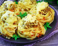 Макароны гнезда с мясным фаршем и сыром (в томатном соусе)