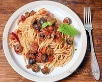 Паста путтанеска (спагетти с маслинами и каперсами)