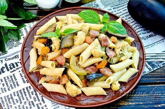 Макароны с ветчинной колбасой и тушеными овощами - рецепт с фото