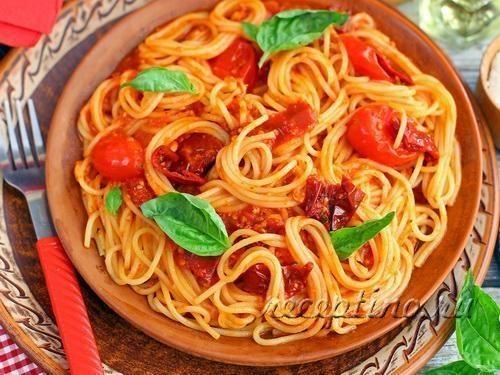 Спагетти с томатным соусом - рецепт с фото