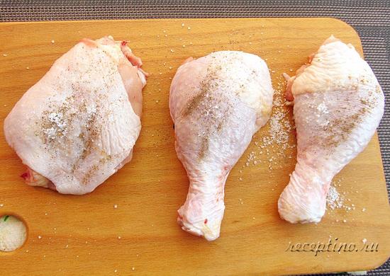 Курицу посыпают солью и перцем со всех сторон и втирают в мясо. ш-1