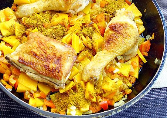 Курицу отправляют в сковородку к овощам. Посыпают приправой. ш-11