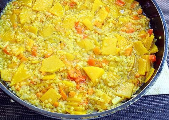 Курицу перекладывают на тарелку, а на её место высыпают макароны. Перемешивают пасту с овощами. ш-14