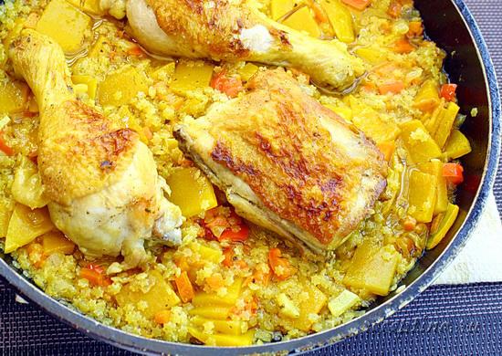 Сверху выкладывают кусочки курицы. Тушат под крышкой еще около 7 минут до готовности макарон. ш-15