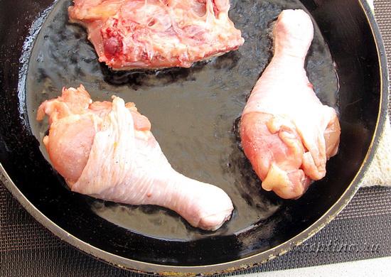 На сковороде разогревают 30 мл масла, выкладывают курицу. ш-5