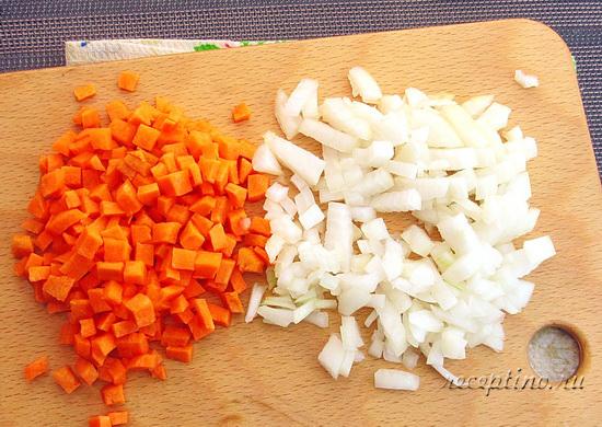 Очищенные лук и морковь измельчают кубиками. ш-2