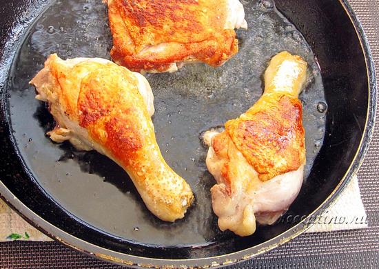 Обжаривают птицу на сильном нагреве примерно по 3-4 минуты с каждой стороны до золотистого оттенка, после чего перекладывают на тарелку. ш-6