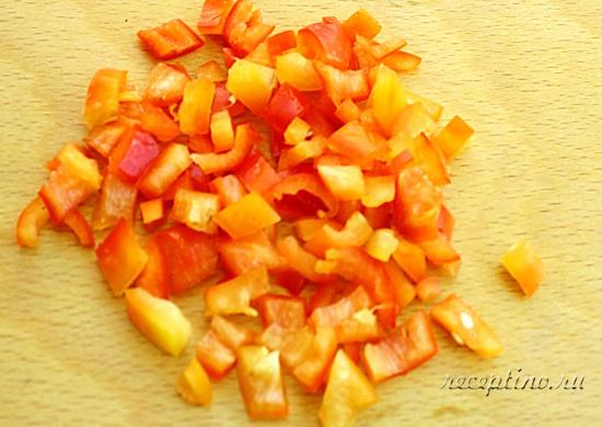 Перец очищают от семян и режут кубиками. ш-3