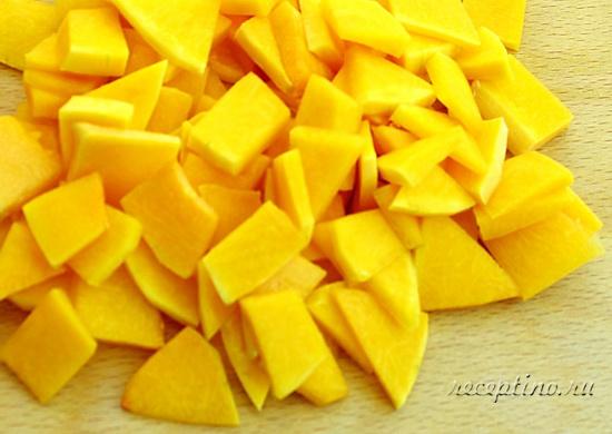 Очищенную тыкву нарезают небольшими тонкими ломтиками. ш-4