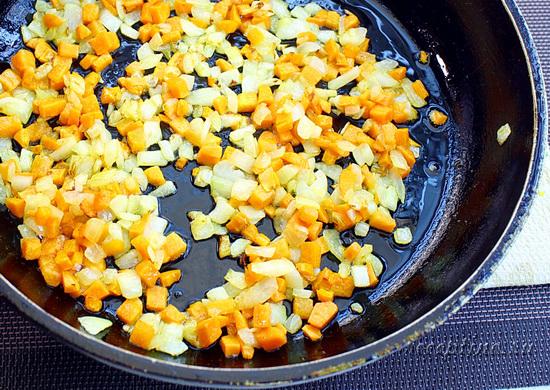 В сковороду, где обжаривалась курица, перекладывают морковно-луковую нарезку. Пассеруют до золотистости около 5 мин. ш-7