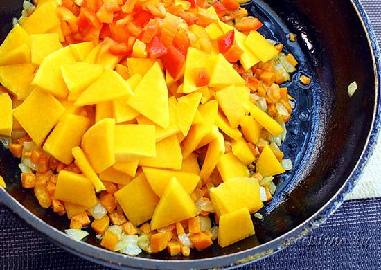 Добавляют в сковороду кусочки тыквы и сладкого перца. ш-8