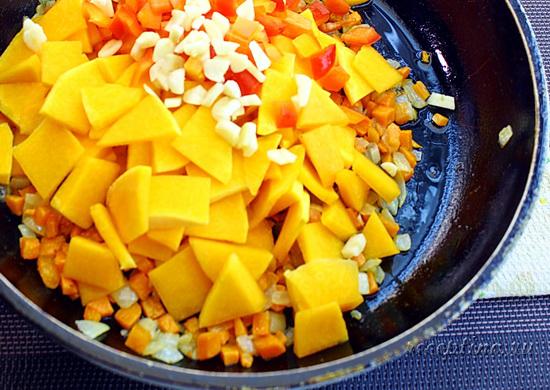 Кладут мелко рубленный чеснок. ш-9