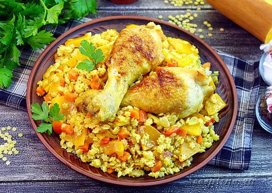 Пасту стеллини с курицей и овощами порционируют и подают на стол. макароны