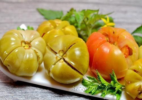 Квашеные зеленые помидоры, фаршированные чесноком и петрушкой - рецепт с фото