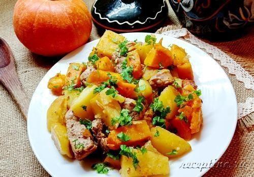 Жаркое с тыквой и картофелем в горшочках - рецепт с фото