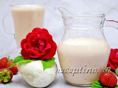 Молочный коктейль с клубникой и персиками - рецепт с фото
