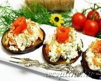 Жареные баклажаны с острым творогом и копченой семгой - рецепт с фото