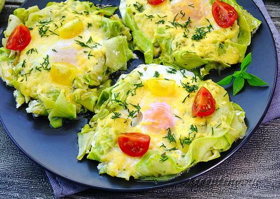 Гнезда из кабачков с яйцом и сыром - рецепт с фото