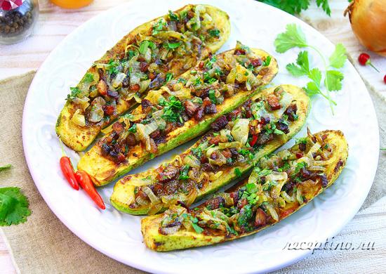Кабачки по-грузински с луком, копченым салом, кинзой - рецепт с фото