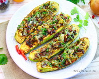 Кабачки по-грузински с луком, копченым салом, кинзой