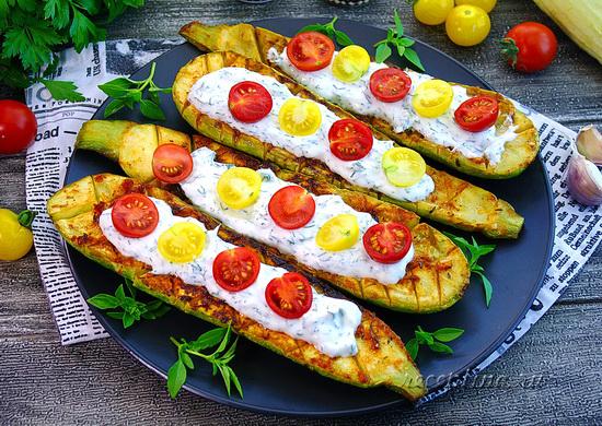 Лодочки из жареных кабачков с черри и йогуртовым соусом - рецепт с фото