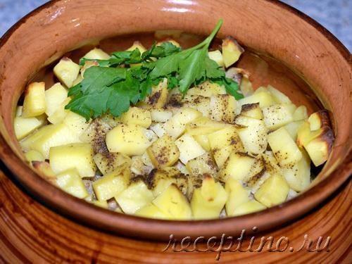 Картофель с куриным фаршем, запеченный в горшочке - рецепт с фото