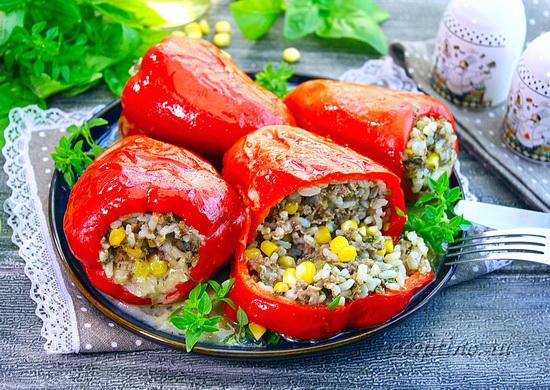 Перец, фаршированный рисом, мясным фаршем, кукурузой (в сметанно-яблочной заливке) - рецепт с фото