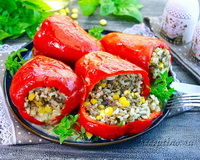 Перец, фаршированный рисом, мясным фаршем, кукурузой (в сметанно-яблочной заливке)