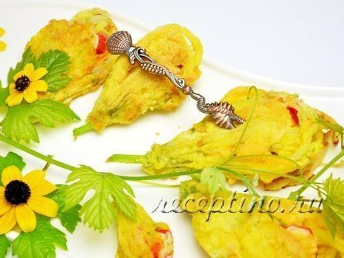 Жареные цветки тыквы с начинкой из крабовых палочек - рецепт с фото