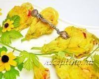 Жареные цветки тыквы с начинкой из крабовых палочек - рецепт с фото