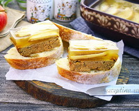 Паштет из печени, запеченный с яблоками в желе