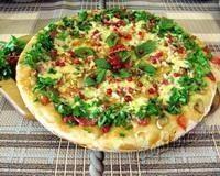 Летняя пицца с красной смородиной и базиликом - рецепт с фото