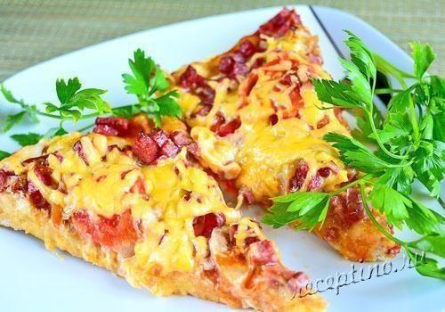 Пицца с колбасой и сыром - рецепт с фото