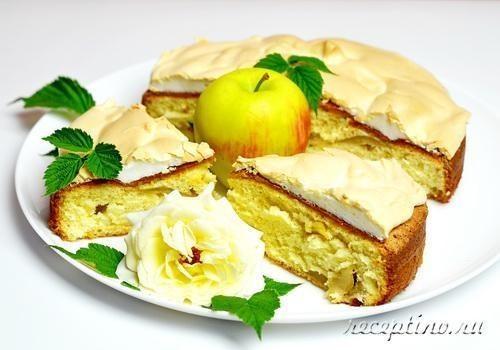 Бисквитный яблочный пирог с меренгой 