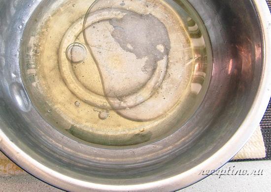 В миску наливают 80 мл воды, растительное масло, кладут соль. ш-1