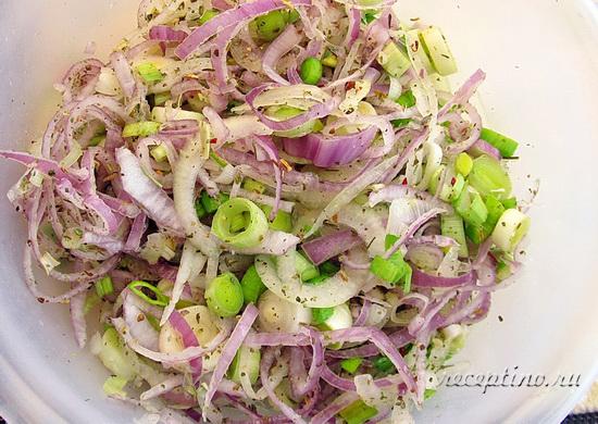 В луковую нарезку бросают соль и прованские травы, перемешивают. ш-10