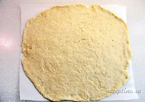 На кулинарном пергаменте раскатывают тесто в тонкий пласт диаметром около 34 сантиметров. ш-12