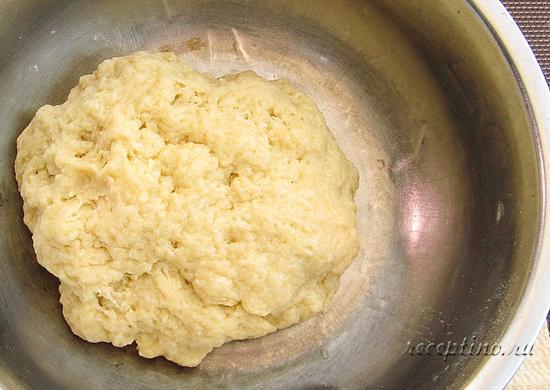 Замешивают мягкое тесто, оно не будет однородным из-за реакции с разрыхлителем. Тесто накрывают пищевой пленкой и оставляют на 10-15 мин. ш-6