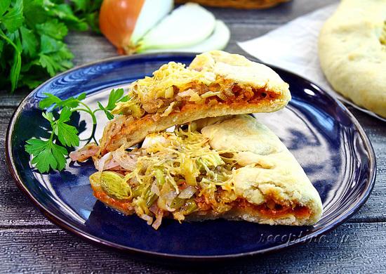 Луковая галета подается на стол горячей, но и в охлажденном виде выпечка не менее вкусна. галета с луком и сыром