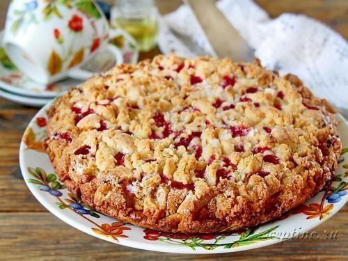 Пирог с меренгой и ягодами - рецепт с фото