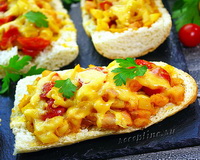 Багет с кабачками, колбасой, сыром, помидорами