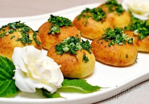 Пампушки с сыром и чесноком (бездрожжевое тесто на кефире) - рецепт с фото