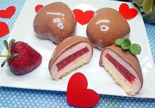 Муссовые пирожные-сердечки с шоколадной глазурью - рецепт с фото